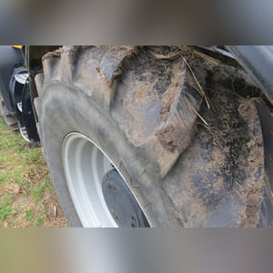 JCB 3220 Fastrac Smooth Shift, 540/65 R 30 tires, 3 pt, 1000 pto, 1977 hrs, front wts, 4 hyd remotes, air, buddy seat