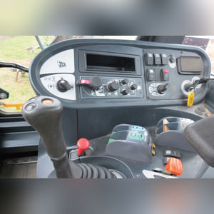 JCB 3220 Fastrac Smooth Shift, 540/65 R 30 tires, 3 pt, 1000 pto, 1977 hrs, front wts, 4 hyd remotes, air, buddy seat