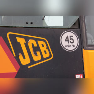 JCB 3220 Fastrac Smooth Shift, 540/65 R 30 tires, 3 pt, 1000 pto, 1977 hrs, front wts, 4 hyd remotes, air, buddy seat