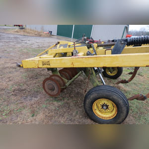 Landoll 1700 7-shank disc chisel, hyd raise