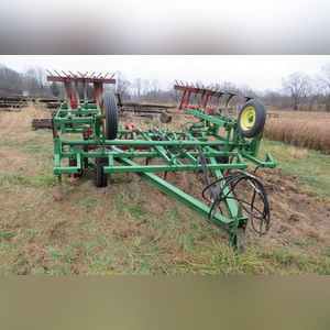 20â?? John Deere 1010 field cultivator w/ walking tandems, hyd fold, single bar harrow