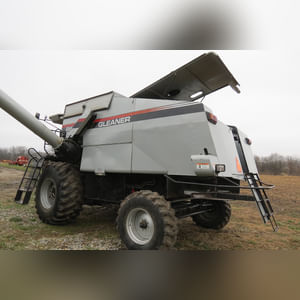 2001 Gleaner R-62 combine, 30.5 L 32 tires, 2919 hrs, 1955 separator hrs, lateral tilt, SN R62-HK62217