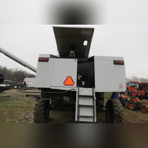 2001 Gleaner R-62 combine, 30.5 L 32 tires, 2919 hrs, 1955 separator hrs, lateral tilt, SN R62-HK62217