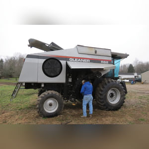 2001 Gleaner R-62 combine, 30.5 L 32 tires, 2919 hrs, 1955 separator hrs, lateral tilt, SN R62-HK62217