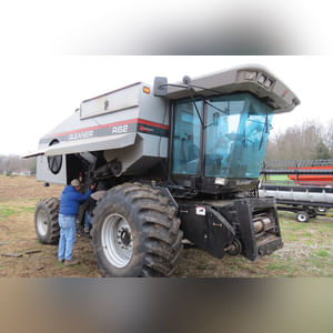 2001 Gleaner R-62 combine, 30.5 L 32 tires, 2919 hrs, 1955 separator hrs, lateral tilt, SN R62-HK62217