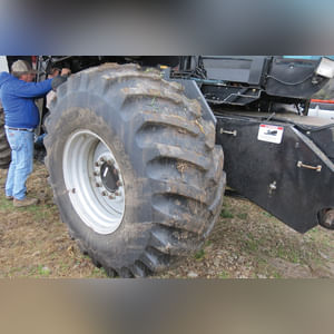 2001 Gleaner R-62 combine, 30.5 L 32 tires, 2919 hrs, 1955 separator hrs, lateral tilt, SN R62-HK62217