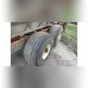 Newton Crouch 8-ton SS fertilizer/lime spreader, tandem axle, double spinner, hydraulic drive