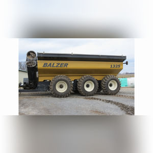 Balzer 1325 grain cart, steerable tri-axle, 30.5L-32 floater tires, 24â? auger, 1000 PTO, rear camera, tarp, SN GL2421313S305STB