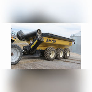 Balzer 1325 grain cart, steerable tri-axle, 30.5L-32 floater tires, 24â? auger, 1000 PTO, rear camera, tarp, SN GL2421313S305STB