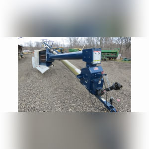 Harvest International auger, 10â?x72â??, swing away, hydraulic raise, 540 PTO (like new)