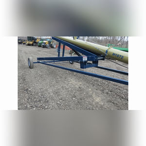 Harvest International auger, 10â?x72â??, swing away, hydraulic raise, 540 PTO (like new)