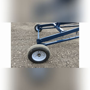 Harvest International auger, 10â?x72â??, swing away, hydraulic raise, 540 PTO (like new)