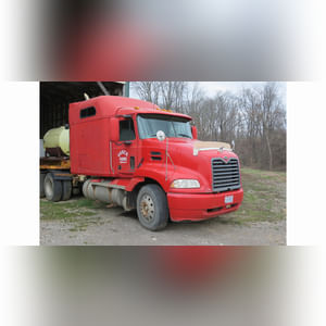 2001 Mack Vision 460 semi, auto, sleeper, wet kit, 871,287 mi., SN 1M1AE07Y81W006032