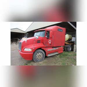 2001 Mack Vision 460 semi, auto, sleeper, wet kit, 871,287 mi., SN 1M1AE07Y81W006032