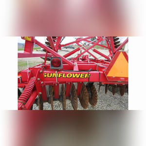 32â?? Sunflower 6630 vertical tillage disc, Saber Blade, cushion gang, hydraulic fold, 8â? spacing, rolling basket, SN BZVRT33429