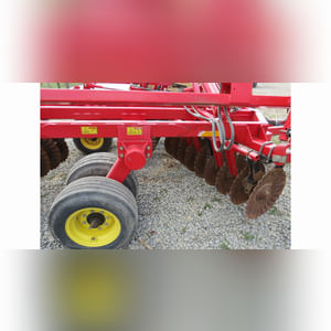 32â?? Sunflower 6630 vertical tillage disc, Saber Blade, cushion gang, hydraulic fold, 8â? spacing, rolling basket, SN BZVRT33429