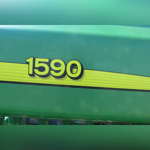 JD 2007 1590 Drill: 15â?? grain drill w/ yetter markers, SN#N01590X720411