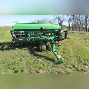 JD 2007 1590 Drill: 15â?? grain drill w/ yetter markers, SN#N01590X720411
