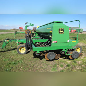 JD 2007 1590 Drill: 15â?? grain drill w/ yetter markers, SN#N01590X720411