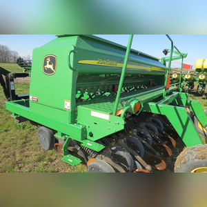 JD 2007 1590 Drill: 15â?? grain drill w/ yetter markers, SN#N01590X720411