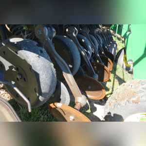 JD 2007 1590 Drill: 15â?? grain drill w/ yetter markers, SN#N01590X720411