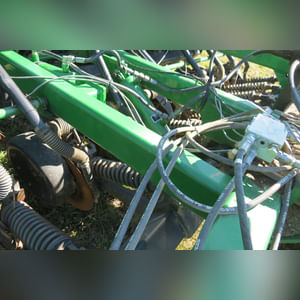 JD 2007 1590 Drill: 15â?? grain drill w/ yetter markers, SN#N01590X720411