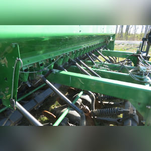 JD 2007 1590 Drill: 15â?? grain drill w/ yetter markers, SN#N01590X720411