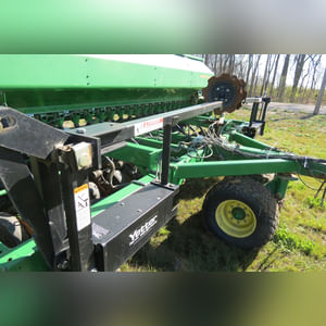 JD 2007 1590 Drill: 15â?? grain drill w/ yetter markers, SN#N01590X720411