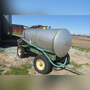1000 gallon fertilizer wagon, SS tank with JD 1073 gear, newer pump