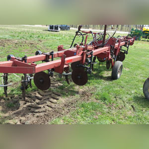 9 Shank 3 point NH3 applicator w/ Yetter coulters