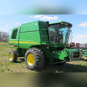JD 2004 9560 Combine: 2570 engine, 1630 Sep (9560STS), 2nd owner, 30.5 x 32 tires, SN# H09560S710256
