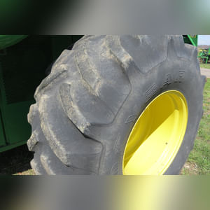 JD 2004 9560 Combine: 2570 engine, 1630 Sep (9560STS), 2nd owner, 30.5 x 32 tires, SN# H09560S710256