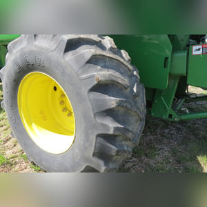 JD 2004 9560 Combine: 2570 engine, 1630 Sep (9560STS), 2nd owner, 30.5 x 32 tires, SN# H09560S710256