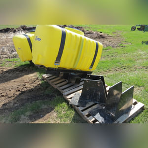 Demco Saddle tanks: like new w/ NH brackets