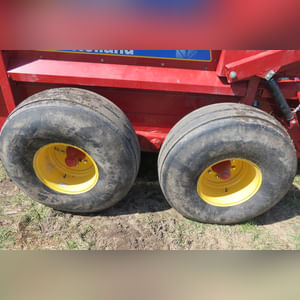 NH195 NH Manure Spreader: only 2 years old w/ slop gate, SN# YDN136383