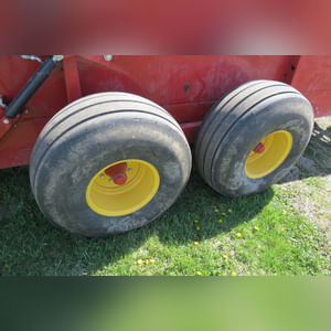 NH195 NH Manure Spreader: only 2 years old w/ slop gate, SN# YDN136383