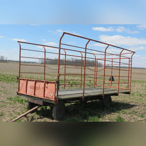 Kicker Hay Wagons with gears: bale kings & bale queens