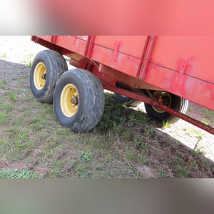 NH Silage Wagon w/ tandem gear