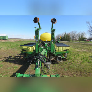 JD 2007 1770 NT Planter: 12 row corn planter, liq. fert, SN#A01770W720128
