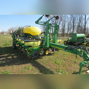 JD 2007 1770 NT Planter: 12 row corn planter, liq. fert, SN#A01770W720128