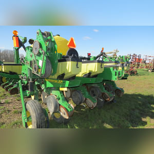 JD 2007 1770 NT Planter: 12 row corn planter, liq. fert, SN#A01770W720128