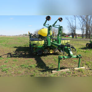 JD 2007 1770 NT Planter: 12 row corn planter, liq. fert, SN#A01770W720128